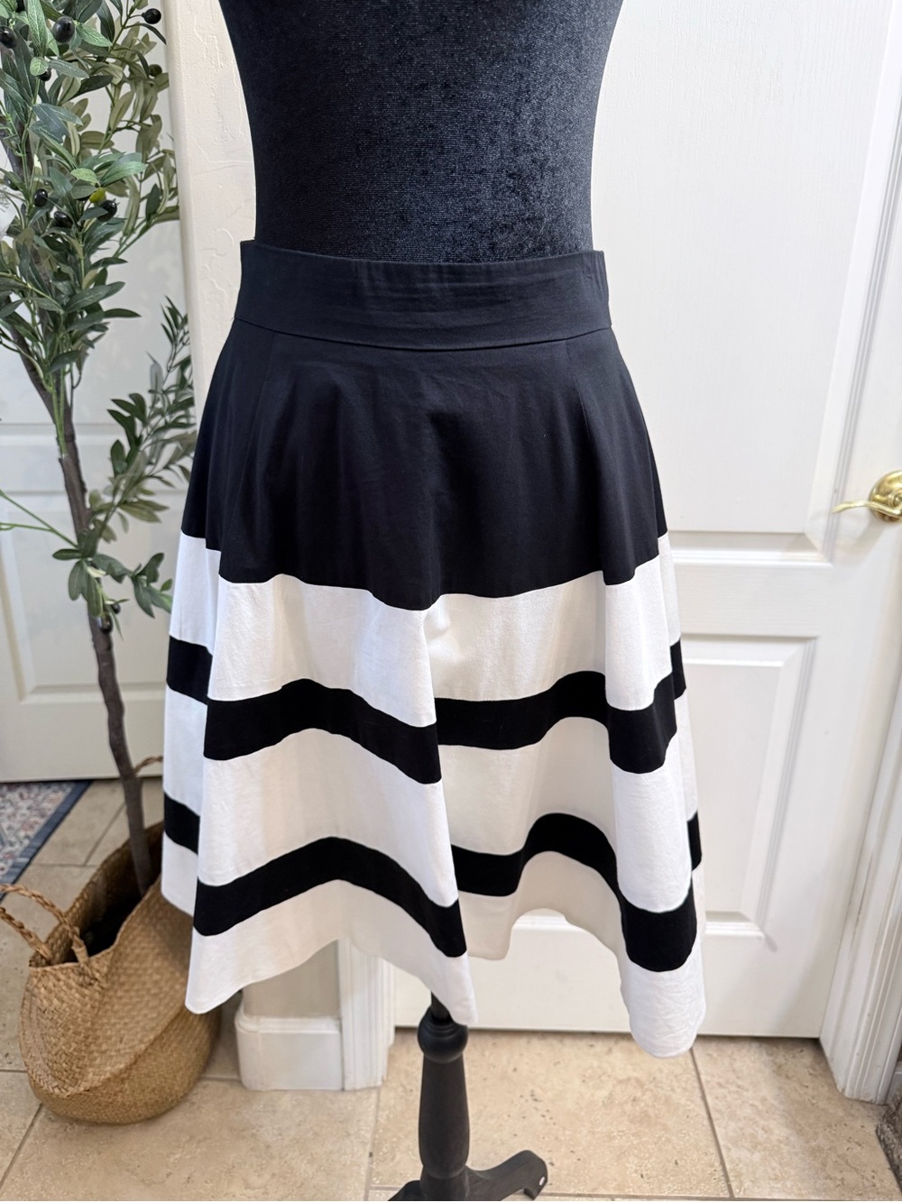 Amanda & Chelsea Black and White Striped Fit & Flare Midi Skirt Size 2